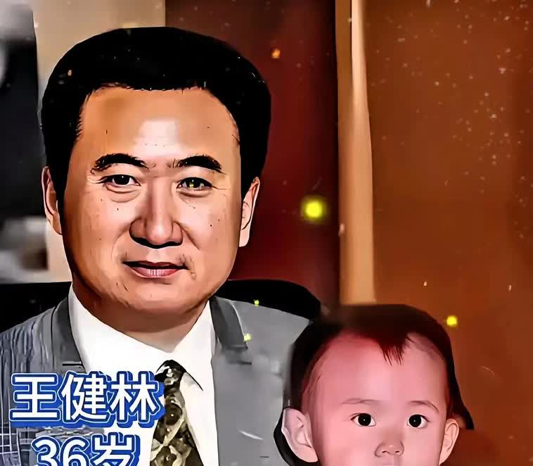 王思聪两岁时与父亲合影。王思聪小时候和现在闪闪一个模子里出来的，一看，闪闪和他爷