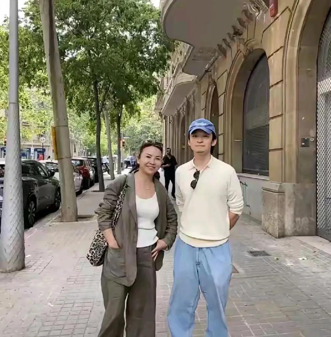 董子健看着可一点不矮啊！
旁边这女生怎么也得1.6米，这么一比，他少说也有1.7