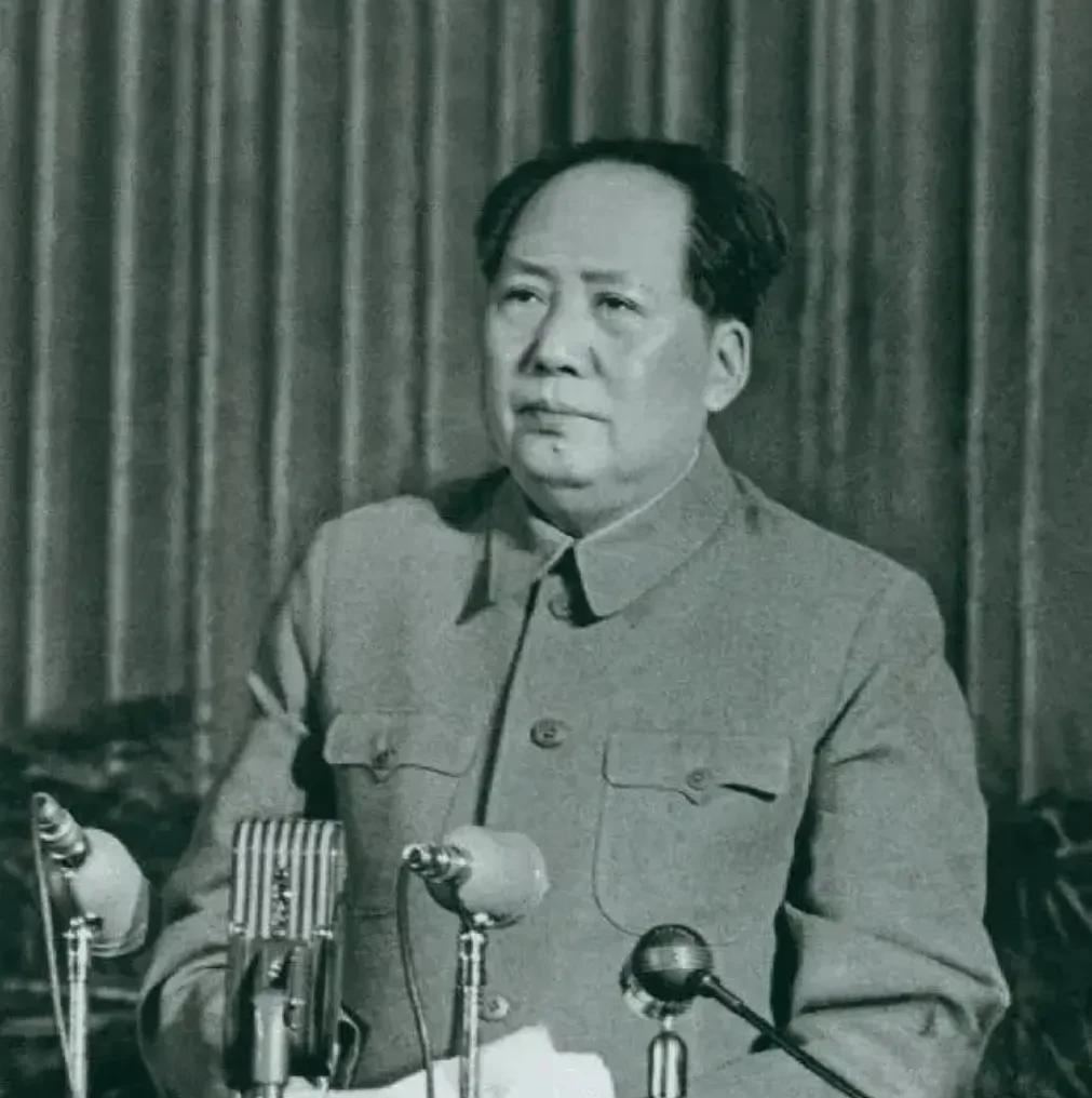 毛主席说 :“一切外国的东西，如同我们对于食物一样，必须经过自己的口腔咀嚼和肠胃