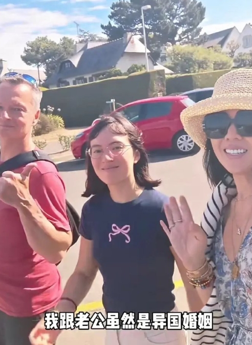 苏芒一家三口回法国探亲，混血女儿像她个子不高，婆婆出镜好年轻！