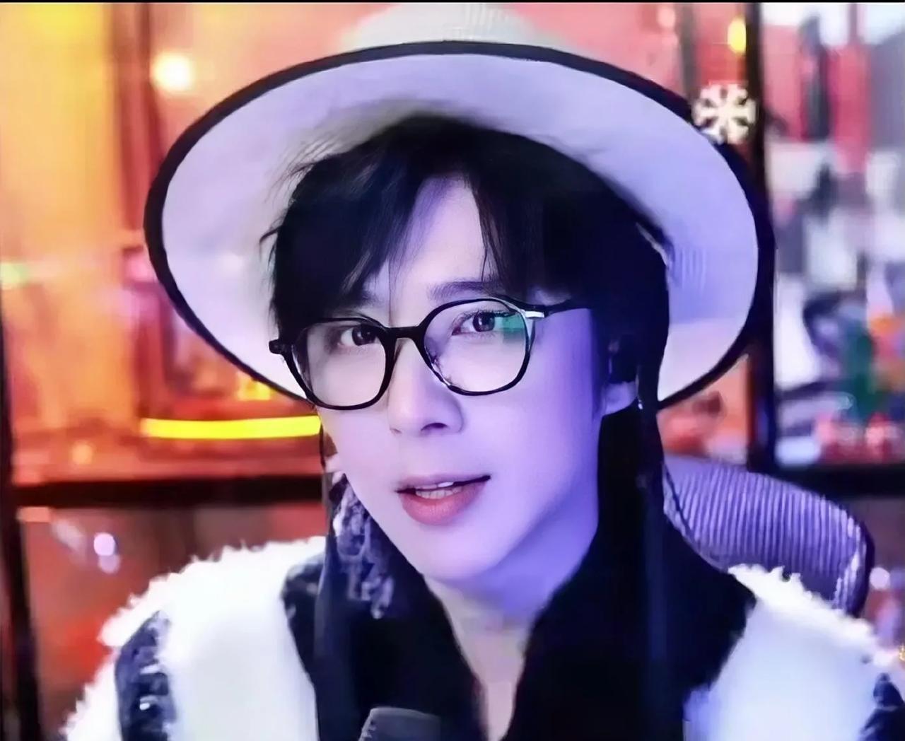刘宇宁你太开诚布公了 明明说艺人最怕回答这种尖锐问题，你也毫无遮掩。
被问及是否