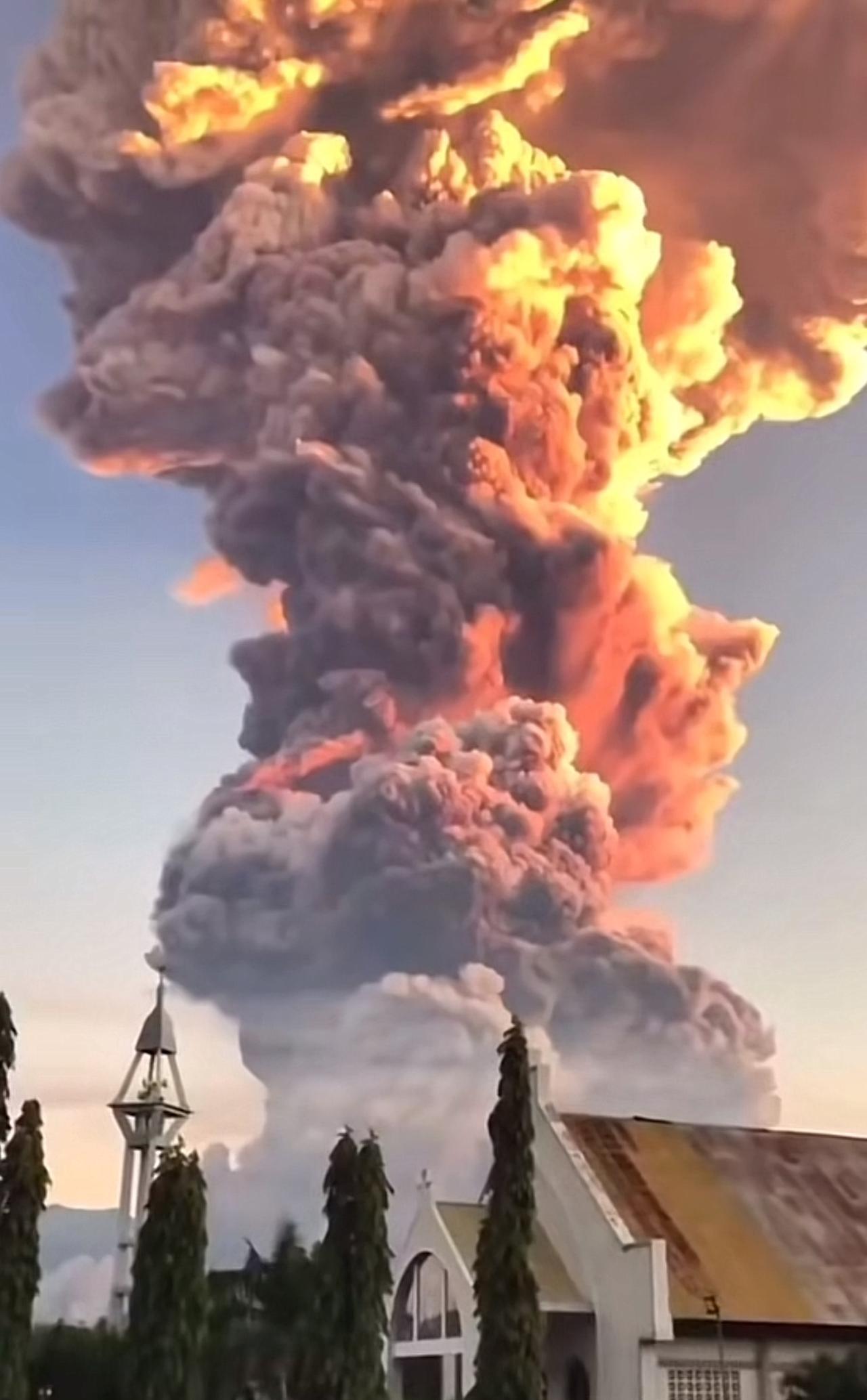 印尼当局证实莱沃托比火山爆发。当地时间大约
17:35开始的喷发将大约32,00