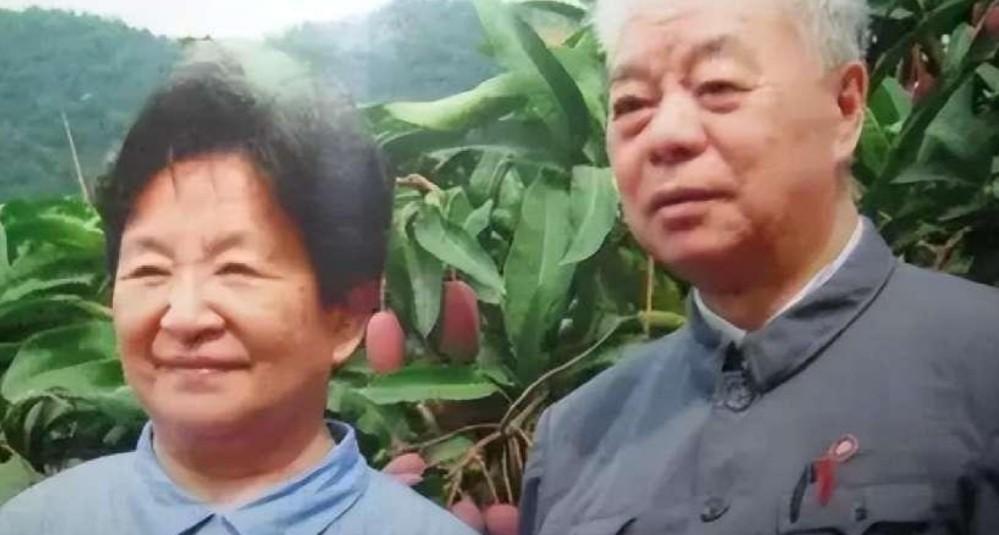 李讷：1985年冬，我和王景清正式结婚。只在家里摆了一桌酒饭，简单朴素，符合父亲