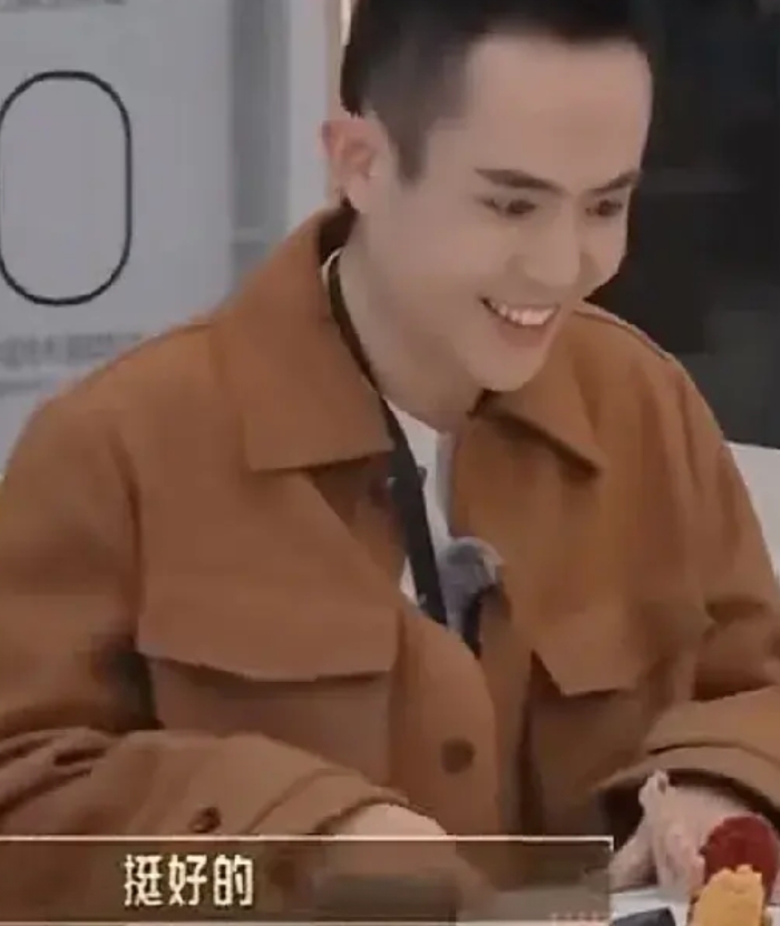 我怎么感觉王星有点不对劲呢，太吓人了。
节目里，嘉宾出于关心，和他聊了几句。
只