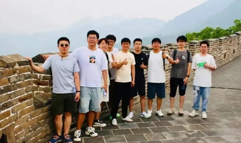 图中这些年轻孩子们，创造出了一个“奇迹”，世界上最先进的芯片研究出来了。

新华