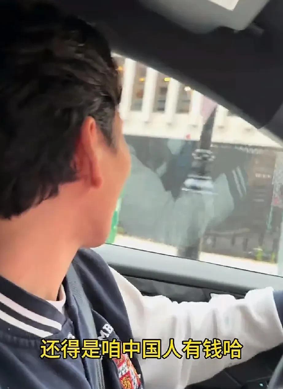 大敏上美国找到商机了，我们发财啦，看外卖送的是真开心呀。一小时能挣200元。？