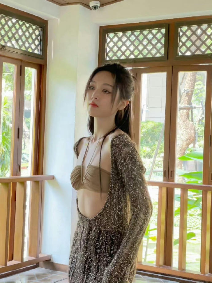 吴宣仪是不是把衣服穿反了？ ​​​