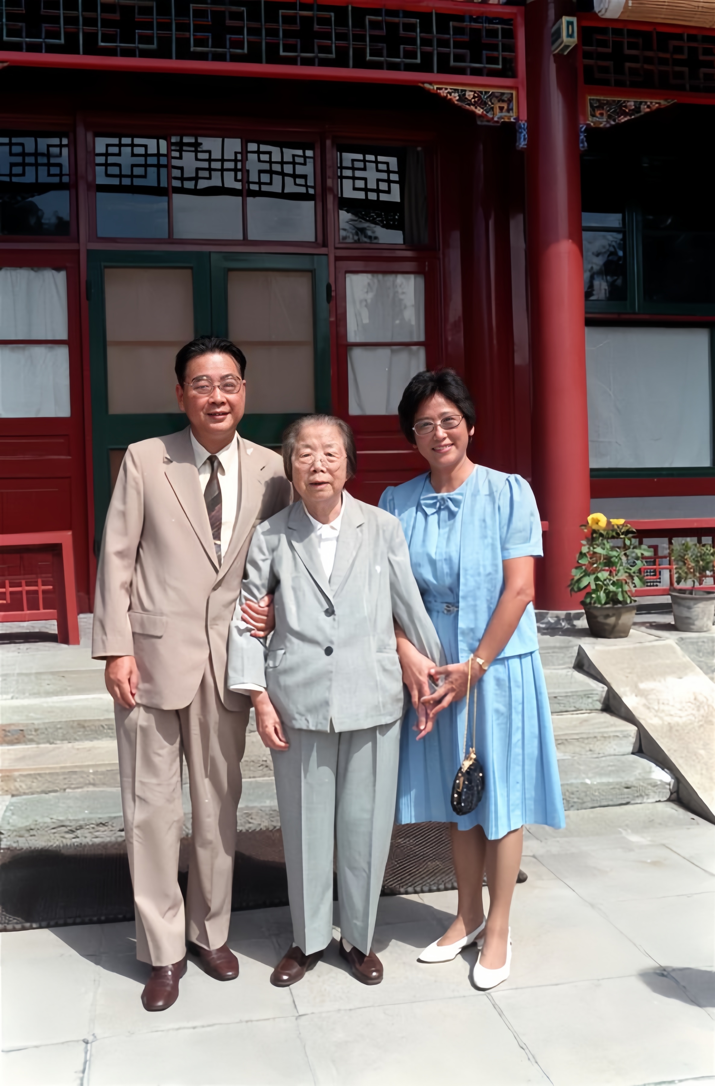 如果说李鹏生命中有一个大贵人，那就是周总理的夫人邓颖超了。1939年，11岁的李