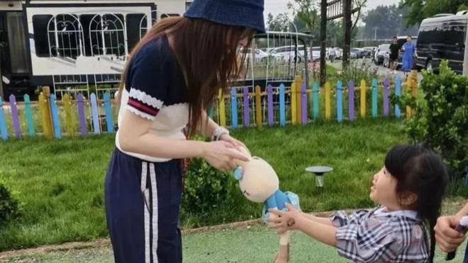 内娱六一晒娃如潮，这一夜唯独“本本”没了妈妈，辛柏青沉默让人心疼