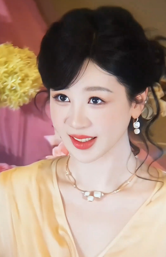 温婉大气，具有东方美女的美。造型纯纯董竹君那味，好美的杨紫。