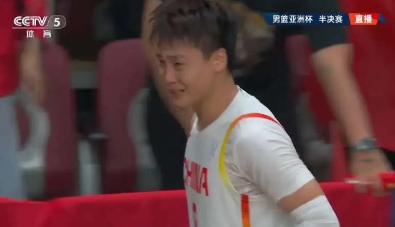 谁能理解此刻激动的心，中国男篮时隔十年再次闯进亚洲杯绝杀，五个瞬间最后让人热泪盈