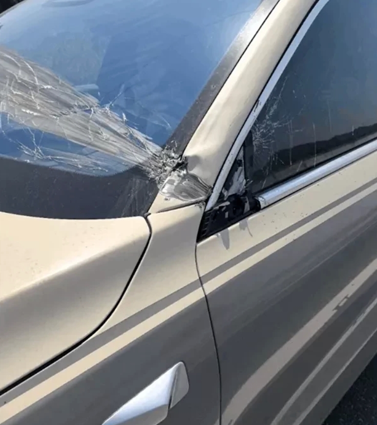 
理想汽车在高速上遭遇绳子拦路，导致车辆受到重大伤害。
根据车主的行车记录仪显示