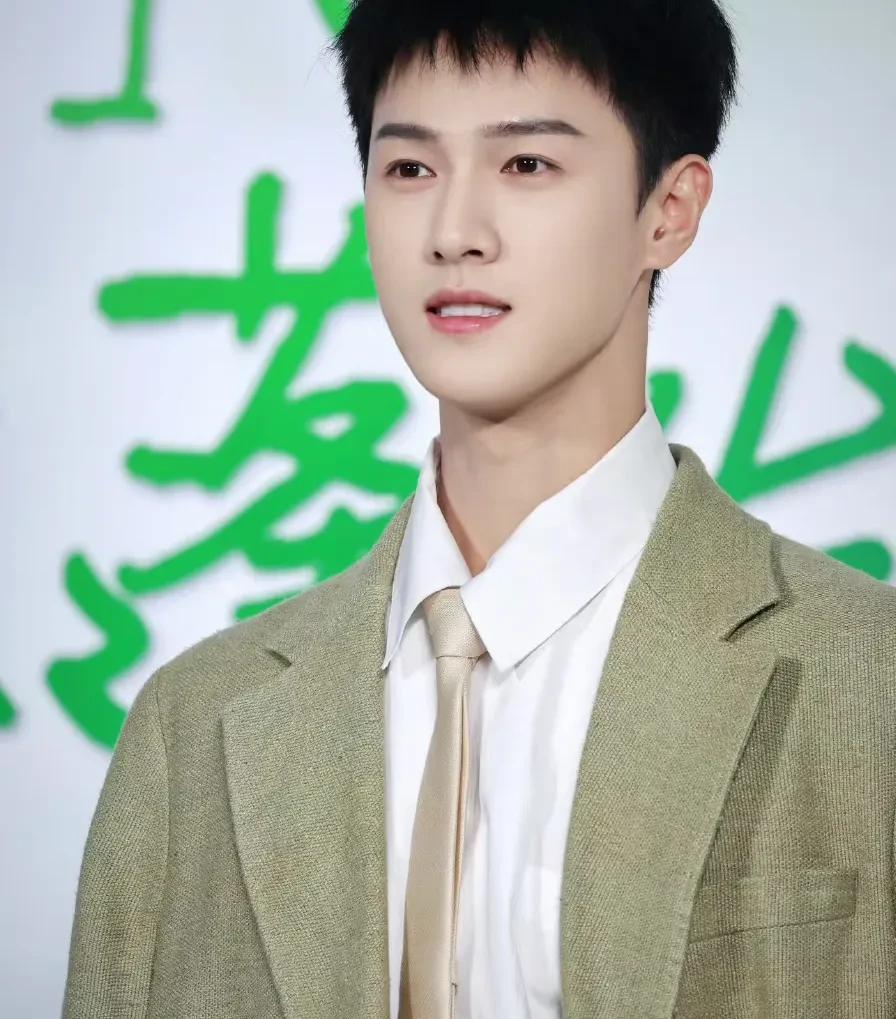 我敢说
李昀锐就算不当演员
他也不愁没钱，倒不是说他家庭条件好，而是因为他会的技