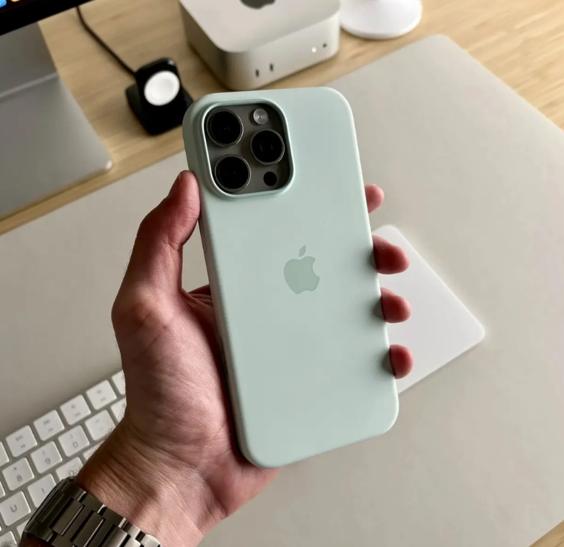 iPhone 16 Pro苹果官方手机壳，虽然要将近400，但质感确实还可以的，
