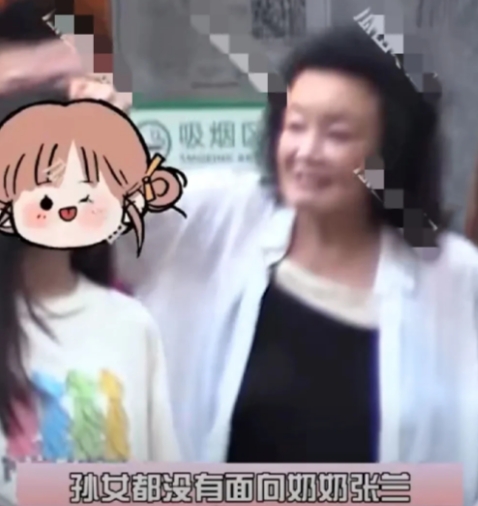 这下尴尬了！肢体动作不骗人，小玥儿跟奶奶张兰不亲，甚至有点排斥她！
近日，有八卦