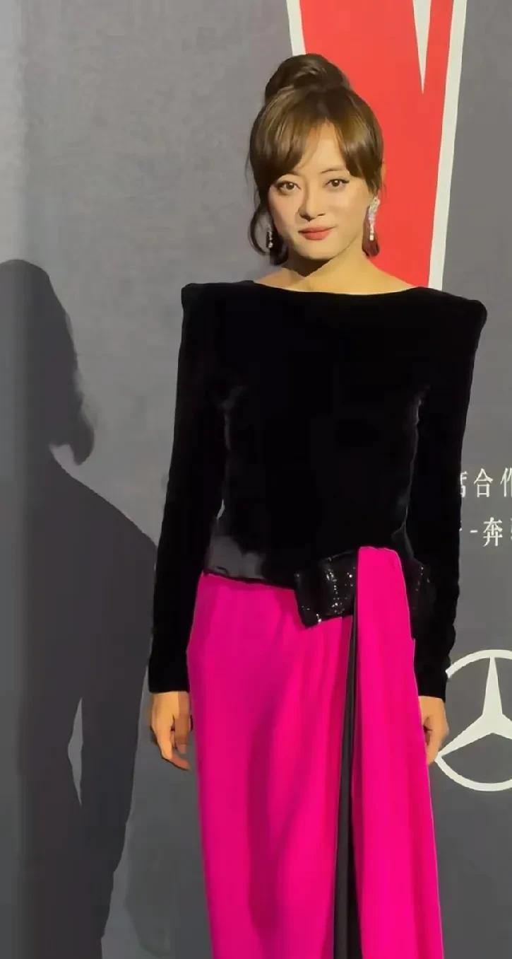 孙俪可真是神奇啊！每次现身状态都极为稳定，总能给人带来惊喜。她一直长期练习瑜伽且