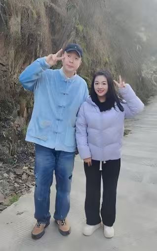 沈梦辰旁边这个美女看着好眼熟，就是叫不出名字！