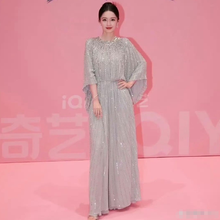 央妈严选女星——李沁，她的穿衣打扮特别有央视女主持人的范，温婉可人。
