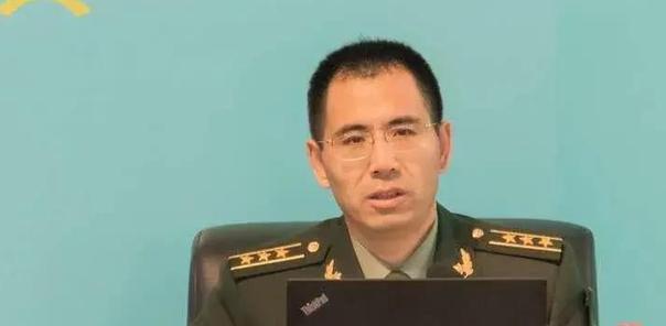 “泪目！”内蒙古一光棍收养两个月大男婴，含辛茹苦把他养大。40年后，男孩当上了武