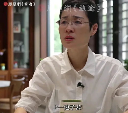 13岁被姑姑收留，牛奶只能喝表哥剩下的，剥蒜慢了就要被吼。

如今，刘晓艳是网红