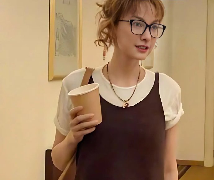 42岁吴昕瘦身后长成国际脸，穿小吊带烫卷发好美，不愧是东北赫本！