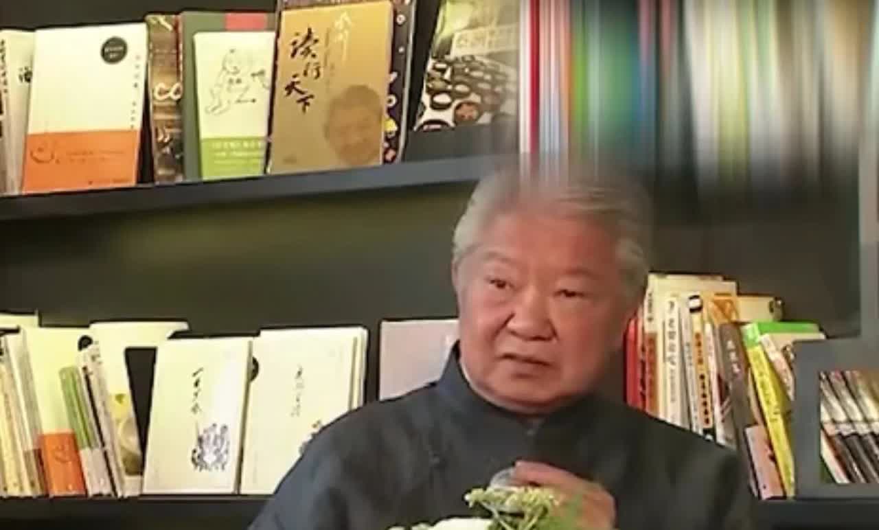 直到与金庸齐名的蔡澜离世，
才知道蔡澜和成龙的渊源有多深，
当年成龙受到香港
