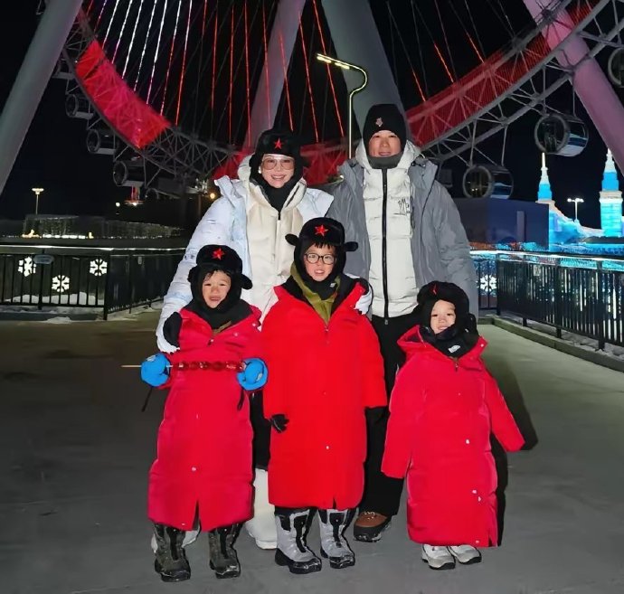 胡杏儿和丈夫李乘德带着3个儿子一起打卡哈尔滨的冰雪大世界。全家人都裹得严严实实的