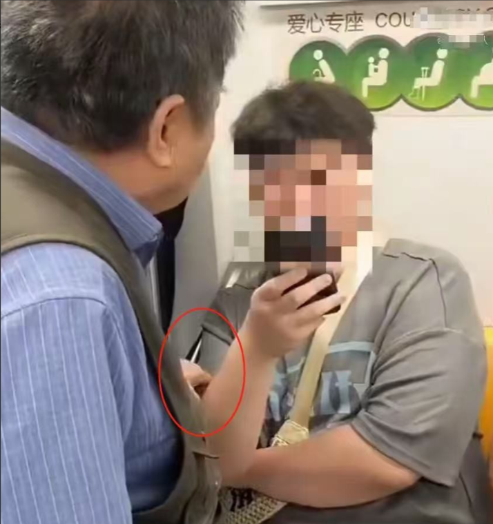 悲哀！面对83岁的老人求你让出爱心专座竟无动于衷，料定一开始老人肯定不会拖拽。只
