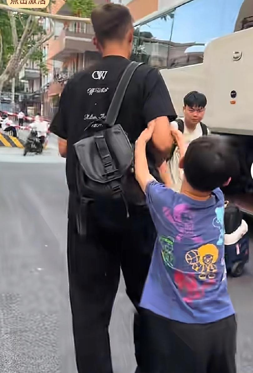 周鹏出征再次被儿子扯后腿，全运会动了孩子的国庆节福利
周鹏被儿子拉拽不让走，其实