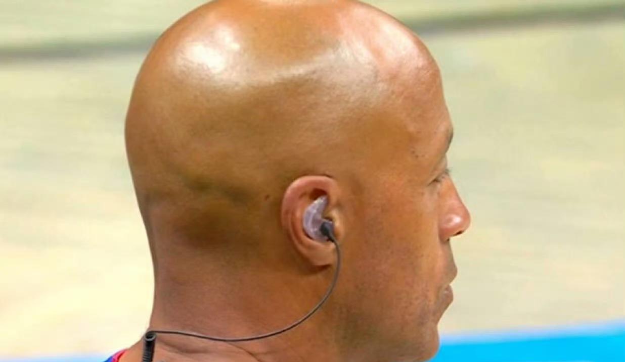 NBA季前赛裁判装备升级，反而引来争执？
季前赛所有裁判的装备都进行了升级，心细