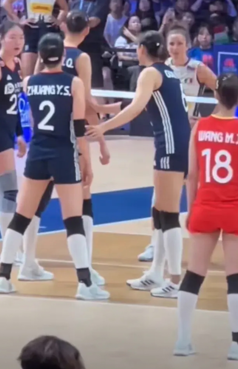 中国女排vs波兰友谊赛场面混乱

赵勇的思路是对的，友谊赛就应该上新人。

第一