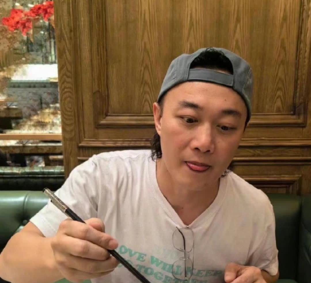 陈奕迅身体亮红灯后首度曝光近况！

据身边工作人员透露，

Eason虽