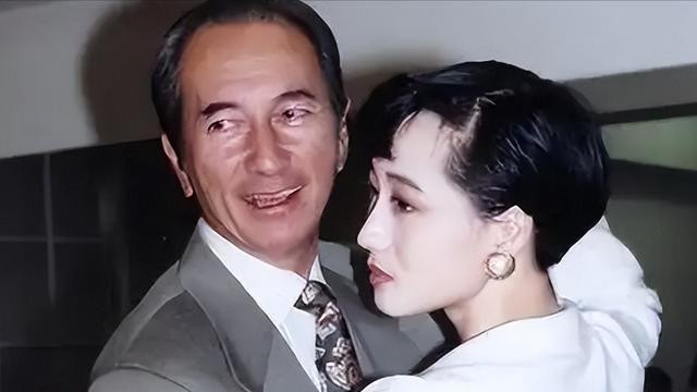 赌王去世5年，再看被何超琼抚养的“私生子”，他这盘棋下得真大