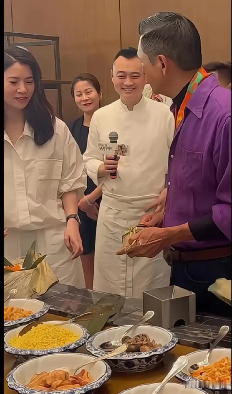 看到一则有趣的视频，没想到香港影视巨星周润发既然也会包粽子，看着发哥包粽子那熟练