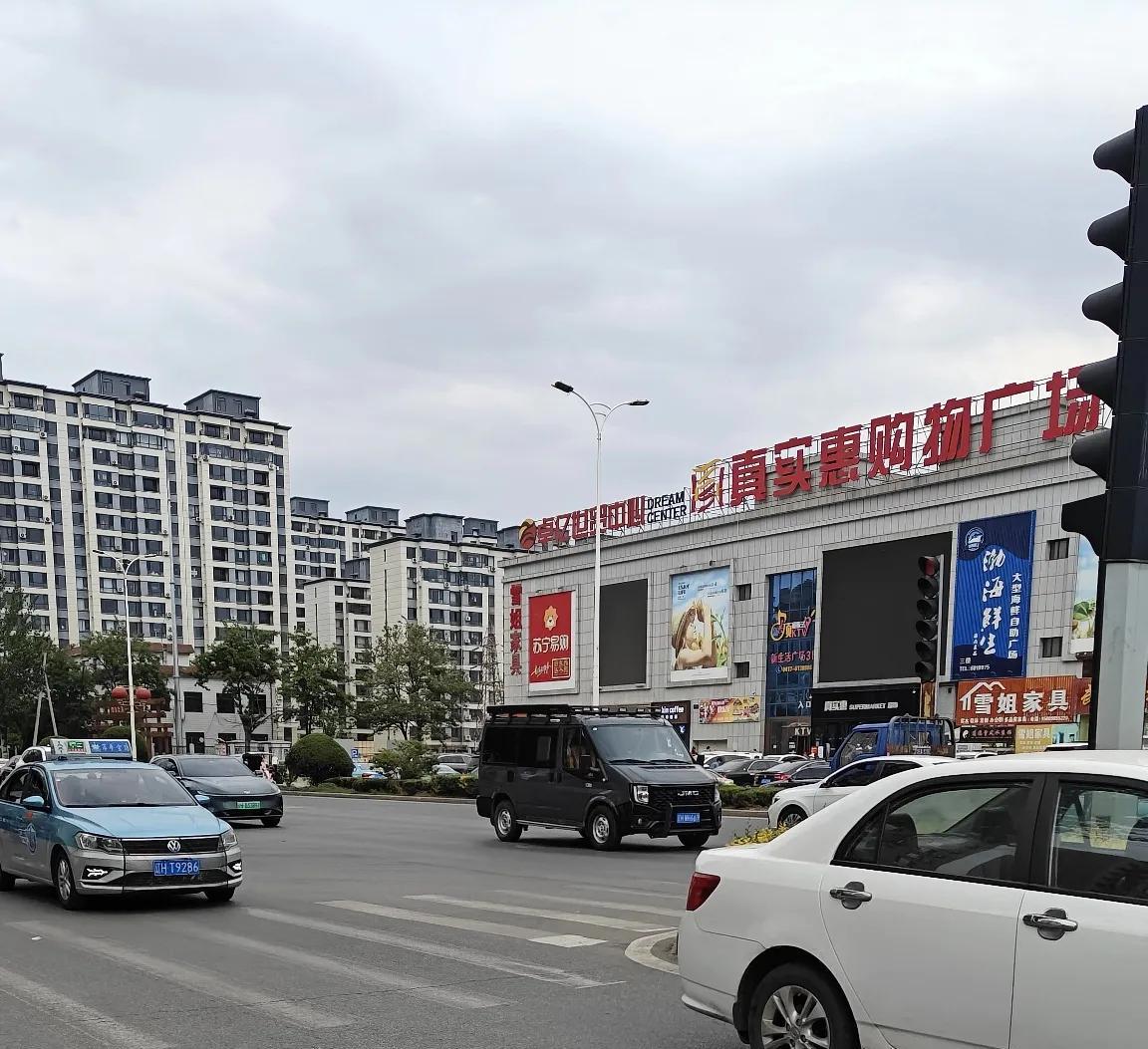 这个超市应该是这个小城市最上档次的超市了，商品品质都不错，蔬菜要比其他超市好，还