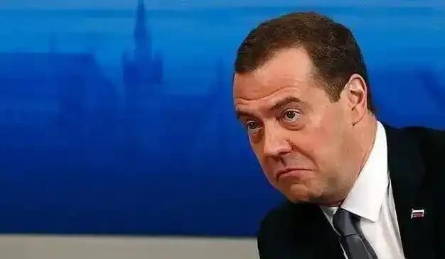 特朗普核潜艇一出，梅德韦杰夫直接“封喉”！社媒骂战升级成核威慑
2025年8月1