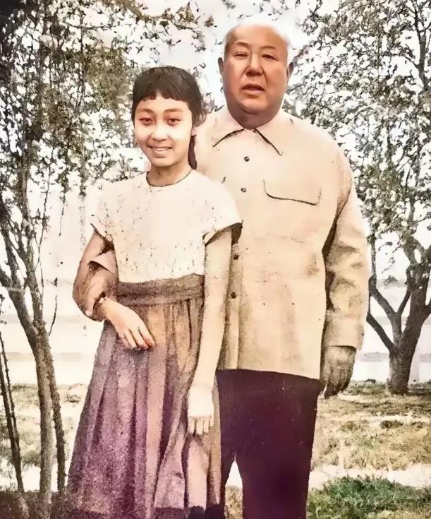 [浮云]60年代，美国洛杉矶，饱受糖尿病困扰的马鸿逵与孙女的合影照片，穿着中山装