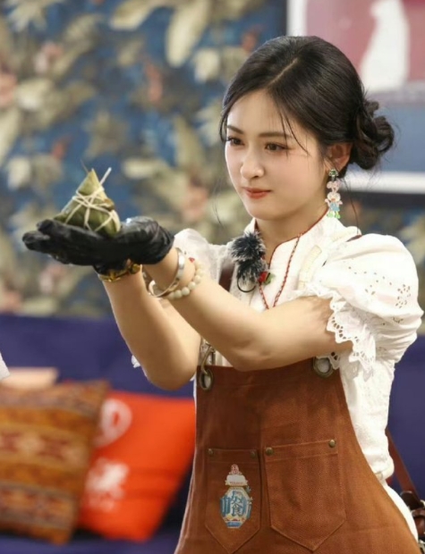 中餐厅沈月包粽太可爱！气自己不会时小嘴一嘟，学会后分分钟包出好粽子，比翟潇闻的还