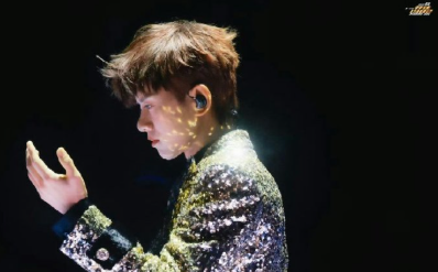 太会选歌了！在成都唱《天下》，是只有张杰才懂的浪漫与懂得。这里是歌曲气质的源头之