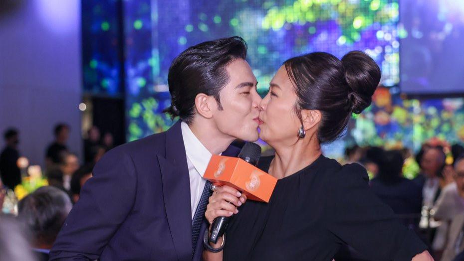 “我老婆最好吃”萧敬腾宴会上强吻太太，林有慧表情尴尬到裂开