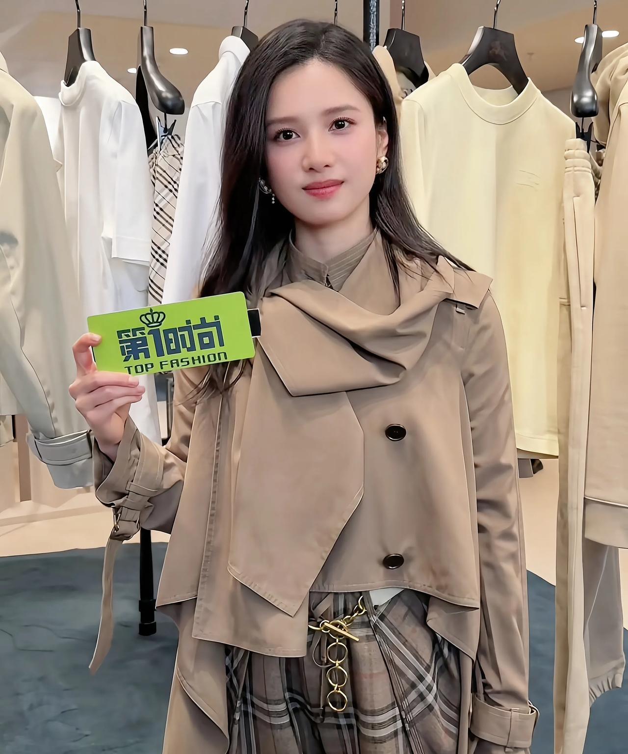 在武汉全新精品店开幕活动现场，张婧仪又出现了，又一次展现了她的美貌。张婧仪每次出