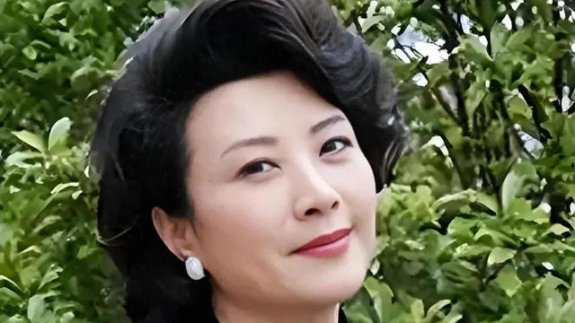王静她来自山东青岛，她和演员王刚以及主持人王静仅仅是同名罢了