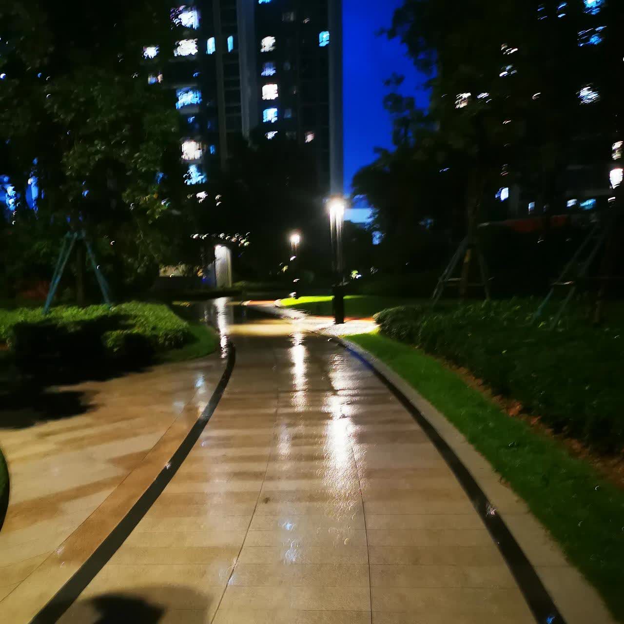 就在刚刚，这大深夜里，我们楼栋突然听到一位男子连连叫“救命”的声音。

很多