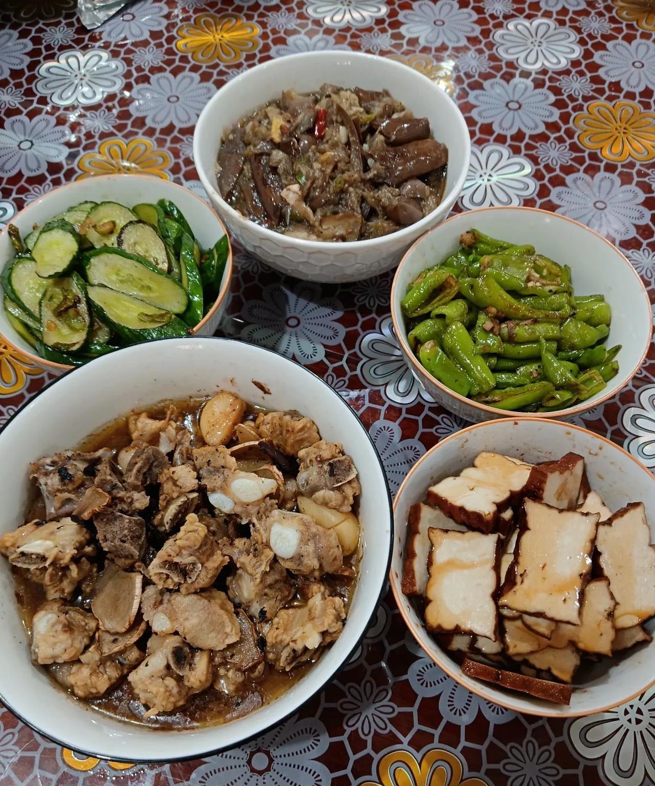 有清蒸排骨，
有凉拌豆干，
有红烧茄子，
有素炒黄瓜，
还有烧辣椒。
不过，你能