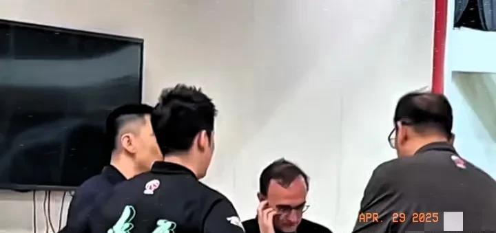 杨鸣赛后带着辽篮教练组紧急开会，也是例行公事，辽宁输场球，好家伙！把马健都打急眼