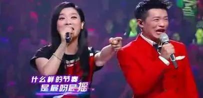 凤凰传奇再度开唱，一首《自由飞车翔》点燃全场热情，其中曾毅的rap堪称一绝，直接