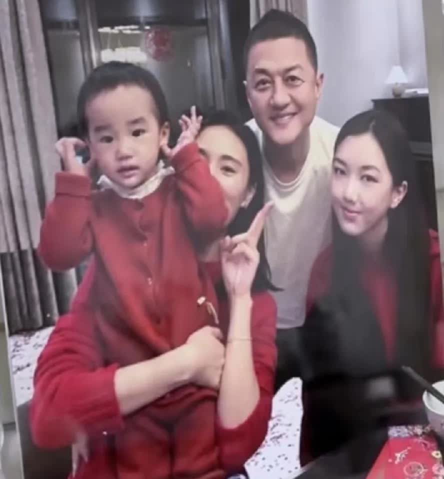 窦靖童说，李亚鹏是她的继父，也是她妈妈王菲的前夫，虽然他不太爱演戏，也不是做生意