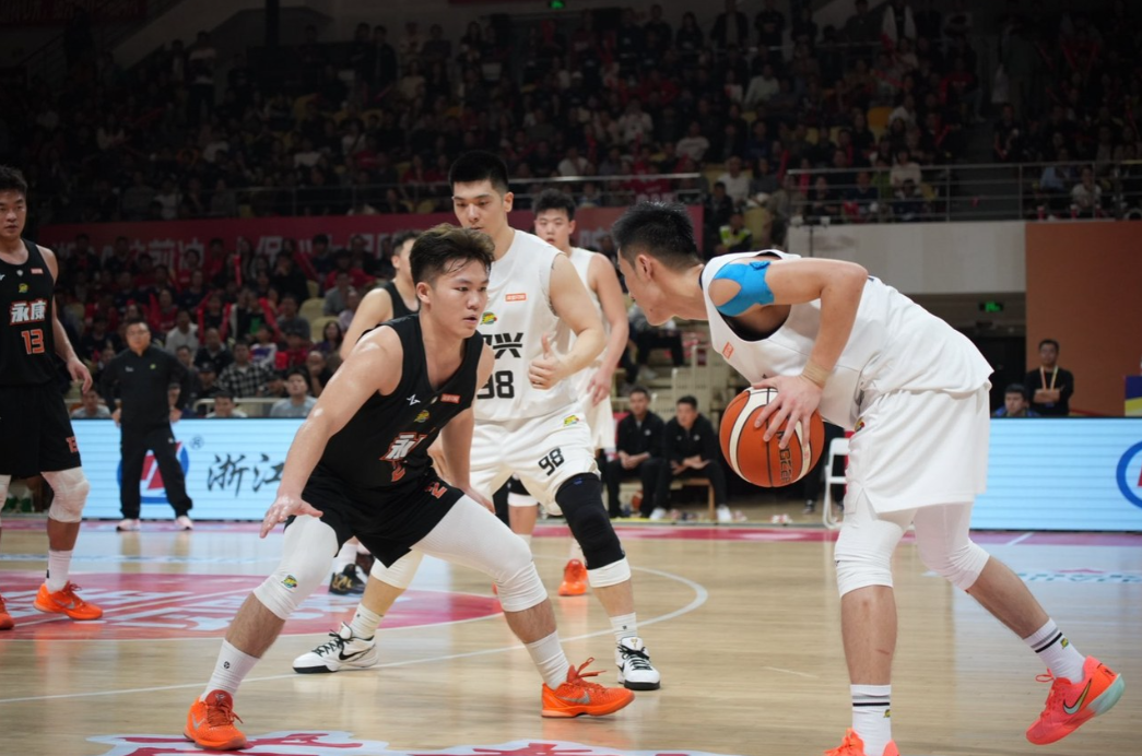 浙BA城市争霸赛进入白热化阶段，绍兴队坐镇主场，在中国轻纺城体育中心体育馆迎战永