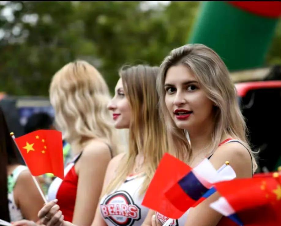 俺们黑龙江的边境口岸小城绥芬河，有两位慕名来中国、过端午节、品尝粽子、猛吃龙虾海