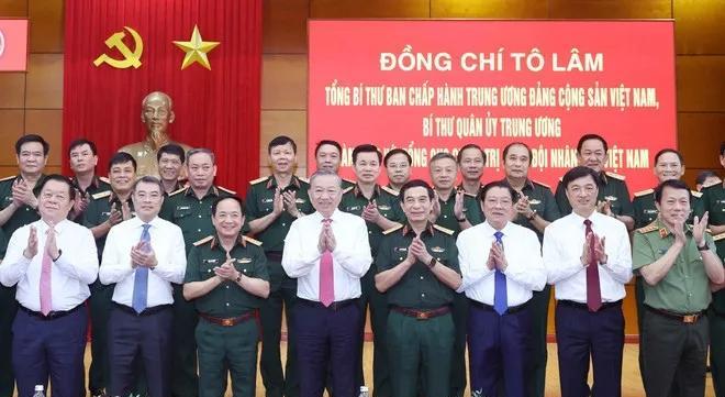 苏林视察越军总政治局，他强调，越南进入新纪元，要建设政治上坚强过硬 、与人民血肉